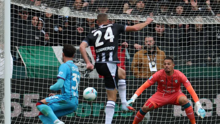UDINE, ITALY - OCTOBER 05: Jakub Piotrowski of Udinese shoots as Elia Caprile of Cagliari prepares to make a save during the Serie A match between Udinese Calcio and Cagliari Calcio at Stadio Friuli on October 05, 2025 in Udine, Italy. (Photo by Timothy Rogers/Getty Images) Udinese 1-1 Cagliari | I bianconeri sprecano troppo: il commento- immagine 1
