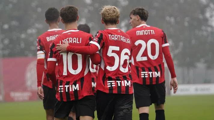 Milan Primavera 2024-25: la squadra festeggia il gol di Mattia Liberali