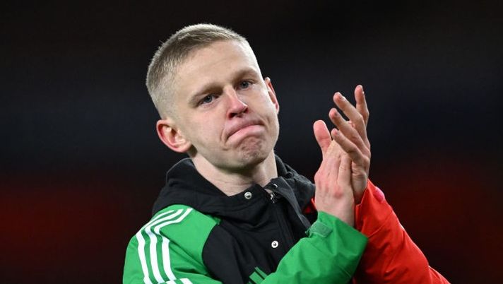 LONDON, ENGLAND - MARCH 12: Oleksandr Zinchenko of Arsenal applauds the fans of PSV Eindhoven after the UEFA Champions League 2024/25 Round of 16 Second Leg match between Arsenal FC and PSV at Arsenal Stadium on March 12, 2025 in London, England. (Photo by Justin Setterfield/Getty Images) Moretto: “Milan, nessun contatto con l’Arsenal per Zinchenko. Pista non calda” - immagine 1