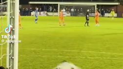 Portiere fa finta di inciampare per perdere tempo: brutta figura e cartellino giallo