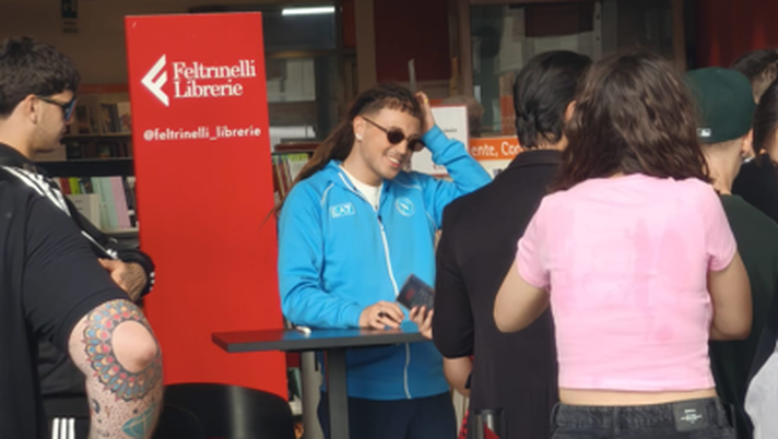 Sayf, al firmacopie alla Feltrinelli si presenta con la tuta del Napoli – FOTO - immagine 1