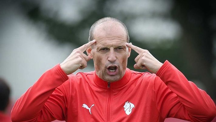 Massimiliano Allegri (allenatore AC Milan), qui durante una seduta di allenamento dei rossoneri a Milanello | Milan News (Getty Images) Juventus-Milan, probabili formazioni: Leao ancora panchina? Sciolto l'unico dubbio di Allegri