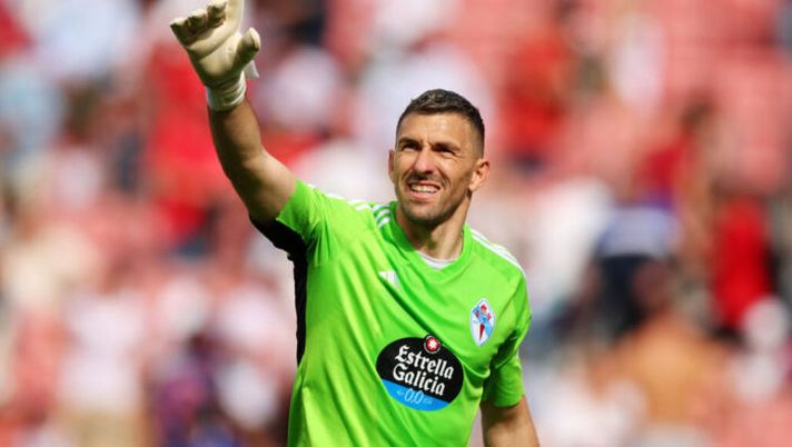 SEVILLE, SPAIN - MARCH 17: Vicente Guaita of Celta Vigo celebrates following the team's victory in the LaLiga EA Sports match between Sevilla FC and Celta Vigo at Estadio Ramon Sanchez Pizjuan on March 17, 2024 in Seville, Spain. (Photo by Fran Santiago/Getty Images) Parma, l’entourage di Guaita conferma: “Affare molto avanzato”. Le ultime sulla porta - immagine 1