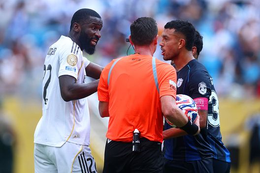 Antonio Rudiger e Gustavo vengono separati dall'arbitro. Il difensore dei blancos ha dichiarato di aver ricevuto insulti razzisti dal giocatore del Pachuca. (Photo by Chris Brunskill/Fantasista/Getty Images) Real Madrid-Pachuca e gli insulti razzisti a Rudiger: l’arbitro mima il gesto della X- immagine 2