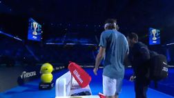 VIDEO / Atp Finals, Tsitsipas si ritira e il pubblico fischia