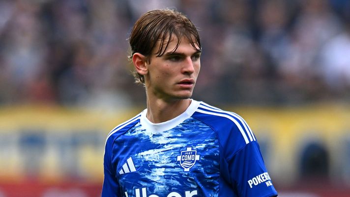 PARMA, ITALY - OCTOBER 25: Nico Paz of Como 1907 looks on during the Serie A match between Parma Calcio 1913 and Como 1907 at Stadio Ennio Tardini on October 25, 2025 in Parma, Italy. (Photo by Alessandro Sabattini/Getty Images) Milan-Como a Perth, parla Nico Paz: “Non ne abbiamo parlato, se dobbiamo farlo si farà” - immagine 1