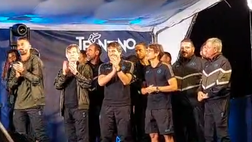 Parte il coro dello scudetto “Sarò con te”, grande emozione in piazza e sul palco