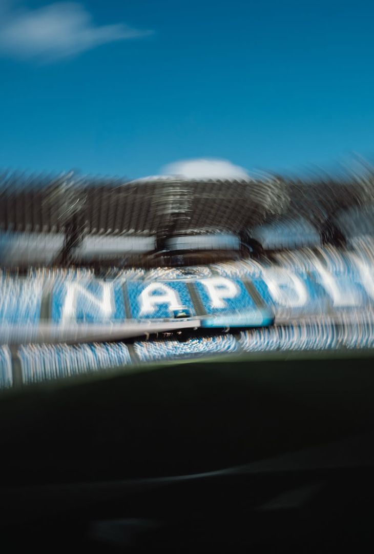 Circa un'ora e mezza separa Napoli-Bologna dal suo fischio d'inizio. In programma alle 20:45, la gara è valevole per la 36ª giornata di Serie A. Tale scontro avrà luogo sotto i riflettori dello stadio Diego Armando Maradona, di cui l'admin dei social azzurri ha pubblicato una sequenza di scatti via Instagram.