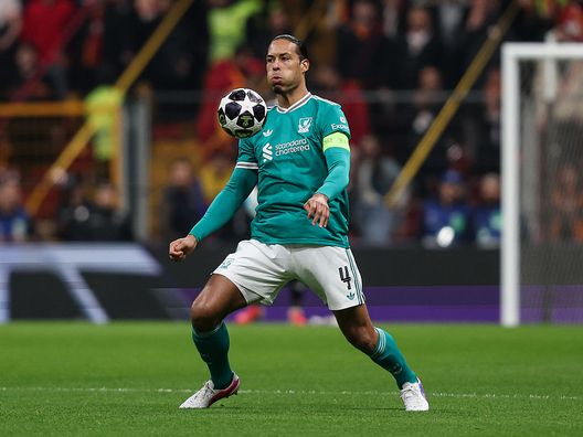 Istanbul, Turchia - 10 marzo 2026: Virgil van Dijk del Liverpool controlla il pallone durante l'andata degli ottavi di finale di Champions League tra Galatasaray e Liverpool all'Ali Sami Yen Spor Kompleksi. (Foto di Ahmad Mora/Getty Images) Liverpool a Parigi contro i Campioni d’Europa: il rendimento dei Reds lontano da Anfield- immagine 2