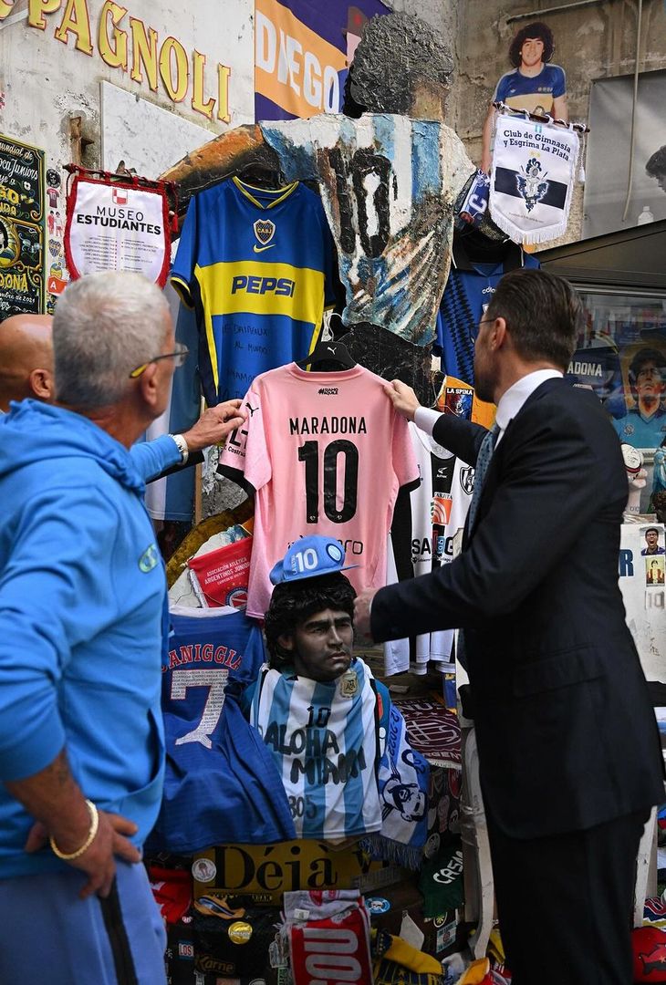 GALLERY Palermo in pellegrinaggio al Murales di Maradona: Diego diventa rosanero! - immagine 5