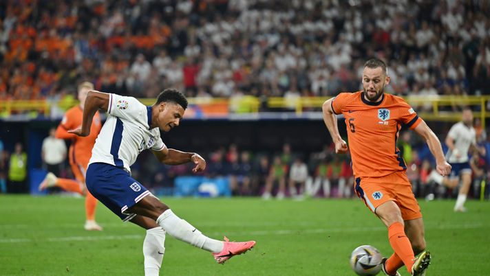DORTMUND, GERMANY - JULY 10: Ollie Watkins of England scores his team's second goal whilst under pressure from Stefan de Vrij of the Netherlands during the UEFA EURO 2024 semi-final match between Netherlands and England at Football Stadium Dortmund on July 10, 2024 in Dortmund, Germany. (Photo by Dan Mullan/Getty Images) Elementare, Watkins… - immagine 1