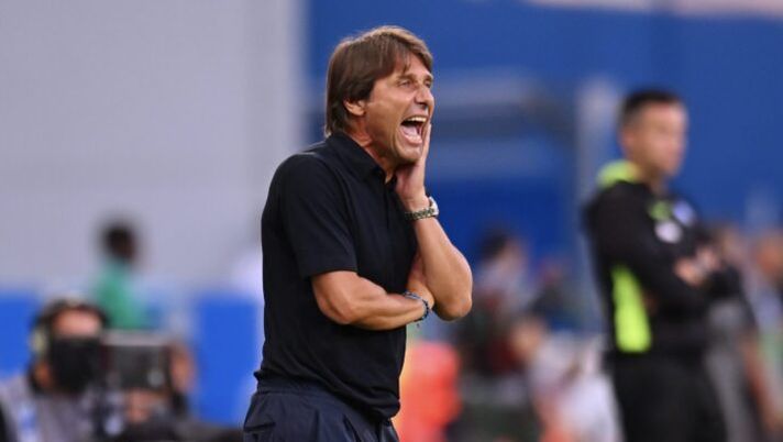 SASSUOLO, ITALY - AUGUST 23: Antonio Conte, Head Coach of Napoli, shouts instructions during the Serie A match between US Sassuolo Calcio and SSC Napoli at Mapei Stadium Citta del Tricolore on August 23, 2025 in Sassuolo, Italy. (Photo by Alessandro Sabattini/Getty Images) Napoli, qualche ballottaggio aperto per Conte: la probabile formazione con la Fiorentina - immagine 1