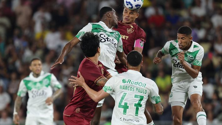 RIO DE JANEIRO, BRAZIL - OCTOBER 16: Thiago Silva of Fluminense heads the ball during the match between Fluminense and Juventude as part of Brasileirao 2025 at Maracana Stadium on October 16, 2025 in Rio de Janeiro, Brazil. (Photo by Wagner Meier/Getty Images) Brasileirao, Gremio-Juventude: dove vedere la partita in streaming gratis - immagine 1