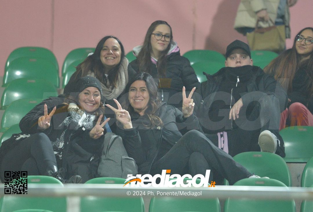 FOTOTIFO Palermo-Bari 3-0, gli scatti ai tifosi al “Renzo Barbera” (GALLERY) - immagine 9