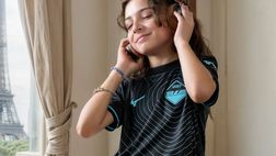 Lazio, maglia annunciata con l’IA: dalla Tour Eiffel ai cuochi, tifosi furiosi