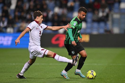 REGGIO NELL'EMILIA, ITALY - APRIL 03: Matheus Henrique of US Sassuolo is challenged by Samuele Ricci of Torino FC during the Serie A match between US Sassuolo and Torino FC at Mapei Stadium - Citta' del Tricolore on April 03, 2023 in Reggio nell'Emilia, Italy. (Photo by Alessandro Sabattini/Getty Images)