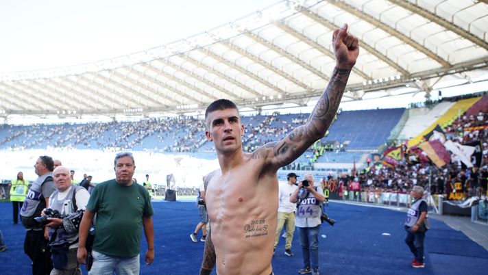 Roma, Mancini ancora il clima derby: bacio alla bandiera e cuori giallorossi – FOTO - immagine 1