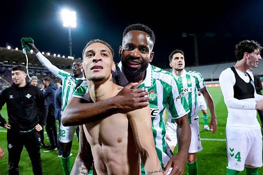 Antony Matheus dos Santos del Real Betis festeggia con Cedric Bakambu il raggiungimento della finale. (Photo by Giuseppe Maffia/NurPhoto via Getty Images) Il Betis punta alla Conference League: arriva la maglia speciale per la finale- immagine 2