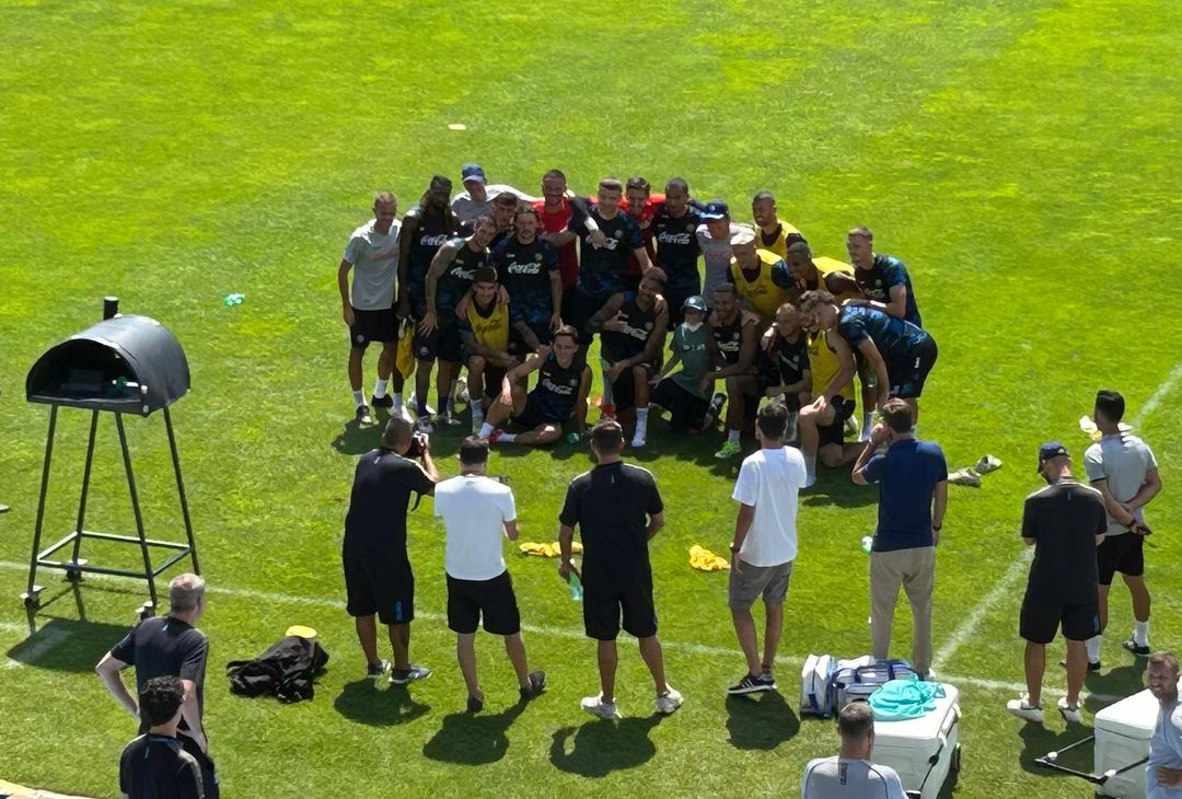 Un giovane tifoso è sceso in campo e ha fatto una foto con la squadra