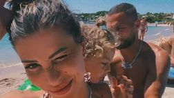 VIDEO / La famiglia D’Ambrosio si gode le vacanze: lavoro di squadra per spalmare la crema