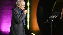 Vecchioni: “Quella volta che mi circondarono le prostitute. Sanremo? Capii di vincerlo…”