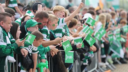 GLASGOW, SCOTLAND - JULY 31: Celtic fans outside Celtic Park before the Cinch Scottish Premiership match between Celtic FC and Aberdeen FC at Celtic Park on July 31, 2022 in Glasgow, United Kingdom. (Photo by Steve Welsh/Getty Images) ECCESSI DI TIFO A MADRID
