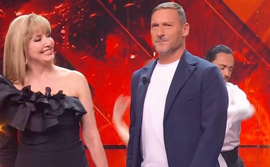 Ballando con le stelle, Totti apre alla Carlucci: “Mai dire mai. Non sono mai venuto perché…” Ballando con le stelle, Totti apre alla Carlucci: “Mai dire mai. Non sono mai venuto perché…” - immagine 1