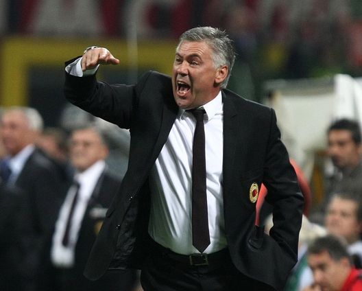 MILAN, ITALY - SEPTEMBER 28: Carlo Ancelotti head coach of Milan reacts on the touchline during the Serie A match between AC Milan and Inter Milan at the Stadio Giuseppe Meazza on September 28, 2008 in Milan, Italy. (Photo by New Press/Getty Images) Milan e Inter: un Derby della Madonnina senza tempo- immagine 4