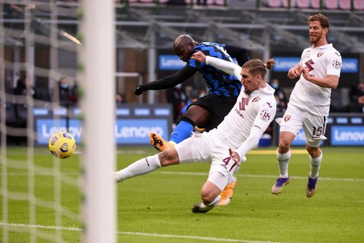 MILAN, ITALY - NOVEMBER 22: Romelu Lukaku of FC Internazionale competes for the ball with Simone Verdi of Torino FC during the Serie A match between FC Internazionale and Torino FC at Stadio Giuseppe Meazza on November 22, 2020 in Milan, Italy. (Photo by Pier Marco Tacca - Inter/Inter via Getty Images) Inter-Torino 0-1: Zaza firma un vantaggio meritato!- immagine 2