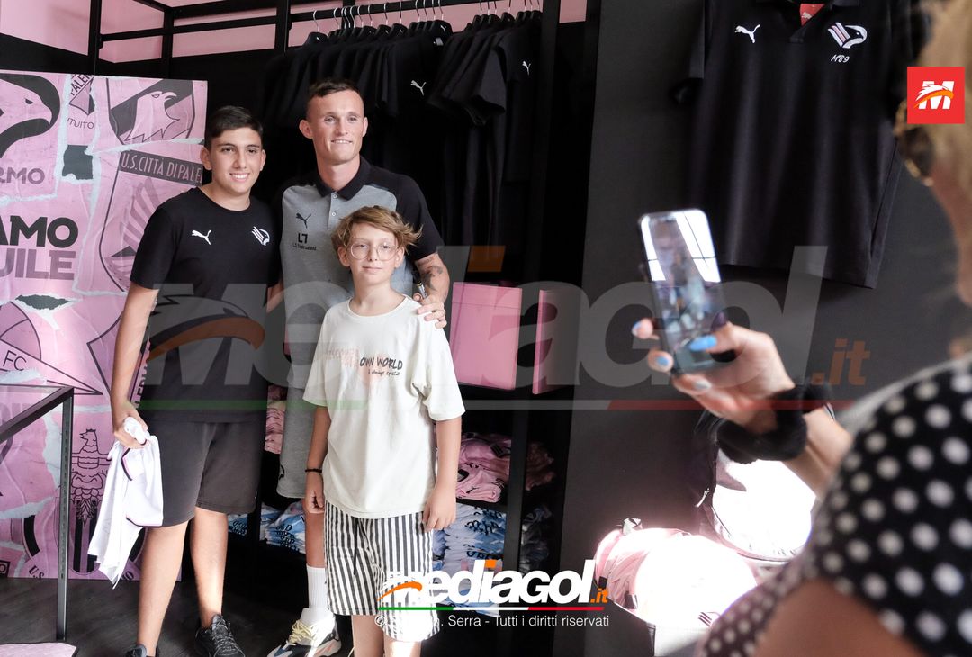 FOTO PALERMO: Liam Henderson incontra i tifosi allo Store Ufficiale (GALLERY) - immagine 49