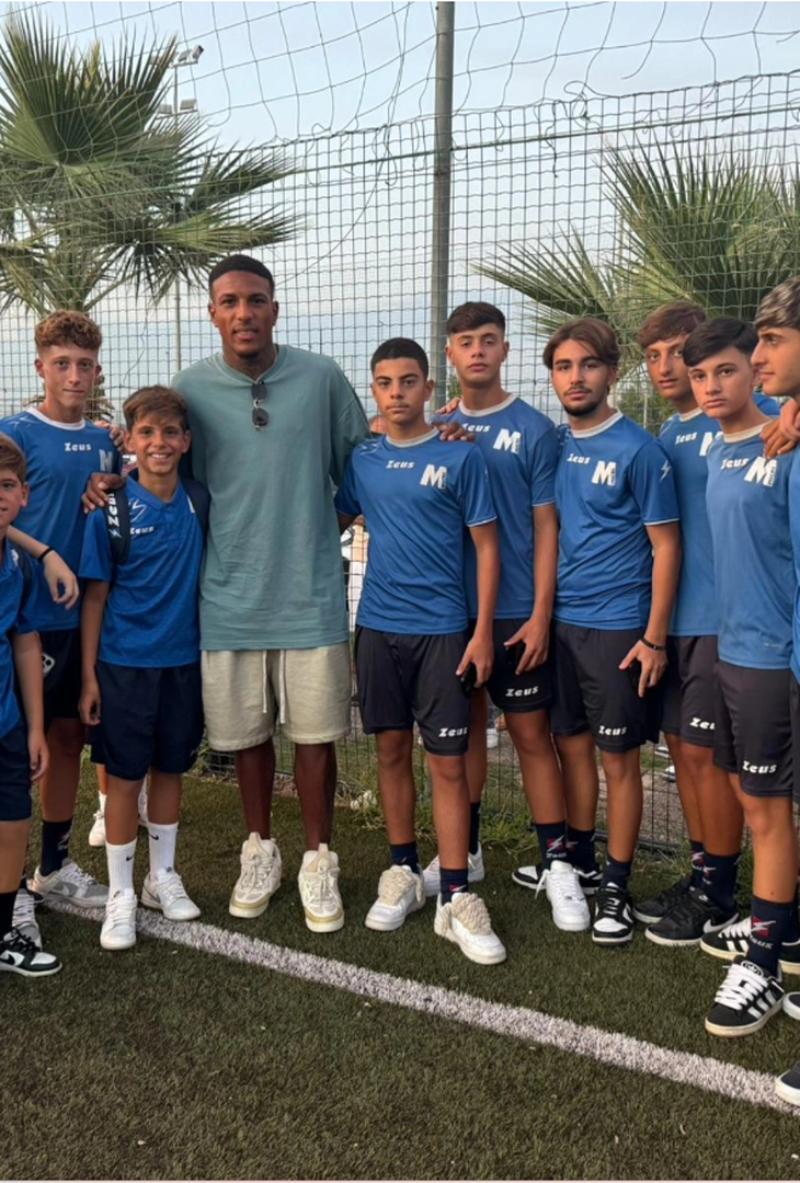 GALLERY Sorpresa di Folorunsho all’ASD Micri: foto con i giovani calciatori - immagine 3