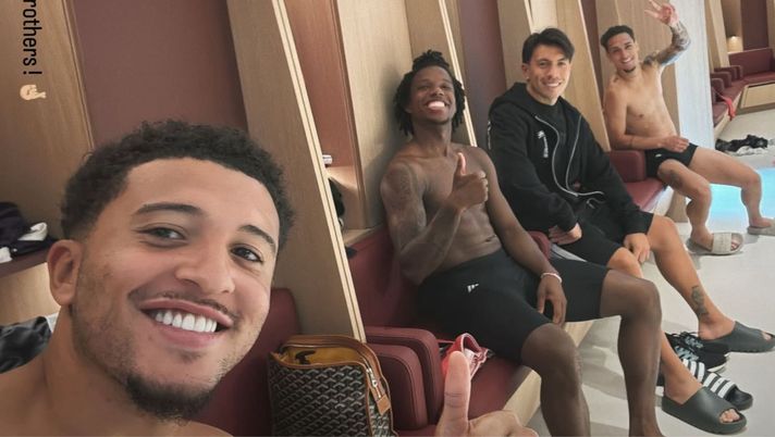 Sancho, lo scatto con gli altri giocatori fuori rosa del Manchester United: “Fratelli” - immagine 1