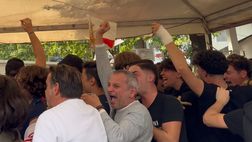 Cori, fumogeni e passione: ecco come hanno vissuto Padova-Vicenza i tifosi rimasti fuori