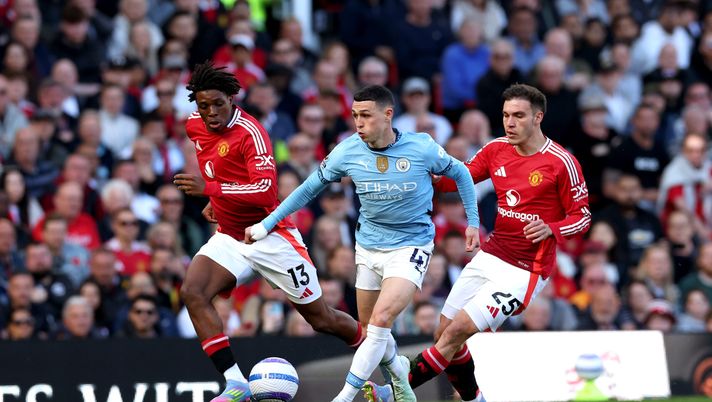 MANCHESTER, ENGLAND - APRIL 06: Phil Foden of Manchester City passes the ball under pressure from Patrick Chinazaekpere Dorgu and Manuel Ugarte of Manchester United during the Premier League match between Manchester United FC and Manchester City FC at Old Trafford on April 06, 2025 in Manchester, England. (Photo by Michael Steele/Getty Images) Manchester City United