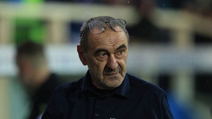 FLORENCE, ITALY - APRIL 13: Maurizio Sarri manager of SS Lazio looks on during the Serie A match between ACF Fiorentina and SS Lazio at Artemio Franchi on April 13, 2026 in Florence, Italy. (Photo by Gabriele Maltinti/Getty Images) Sarri: “Maldini? Situazione cronica, vi spiego! Rispondo così sul futuro e sull’ipotesi Fiorentina, Ratkov…” - immagine 1