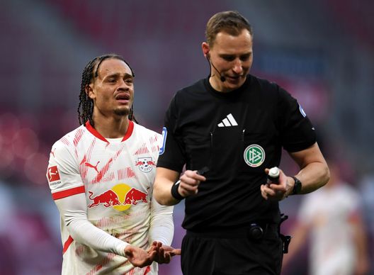 LIPSIA, GERMANIA - 23 FEBBRAIO: Xavi Simons del RB Leipzig reagisce contro l'arbitro Martin Petersen durante la gara di Bundesliga tra RB Leipzig e FC Heidenheim 1846. (Photo by Luciano Lima/Getty Images) Via libera dall’IFAB per le body cam degli arbitri: arriva l’ufficialità- immagine 2