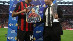 Reijnders premiato da Moncada a San Siro come miglior centrocampista della Serie A