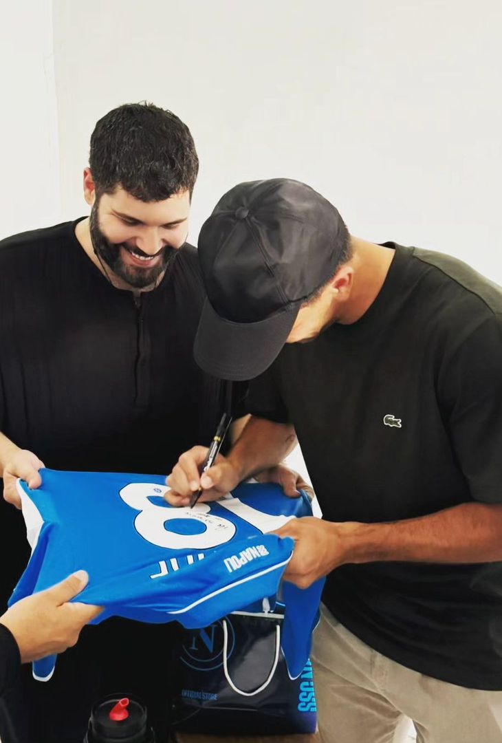 GALLERY Regalo speciale del Cholito Simeone per l’attore Salvatore Esposito- immagine 1