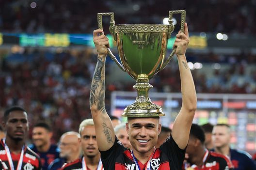 Rio de Janeiro, Brasile - 16 marzo 2025: Luis Araujo col trofeo del Campionato Carioca. (Foto di Buda Mendes/Getty Images) Mondiale per Club: Flamengo, i rossoneri provenienti dal Brasile- immagine 3