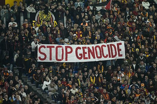 Striscione per la Palestina dei tifosi della Roma. (Foto di Andrea Staccioli/Insidefoto/LightRocket via Getty Images) Tra gli orrori della guerra la nazionale della Palestina prova a resistere- immagine 2
