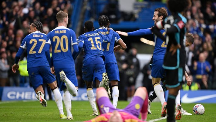 LONDON, ENGLAND - MARCH 17: Carney Chukwuemeka celebrates with teammates Ben Chilwell, Malo Gusto and Nicolas Jackson of Chelsea after scoring his team's third goal during the Emirates FA Cup Quarter Final between Chelsea FC and Leicester City FC at Stamford Bridge on March 17, 2024 in London, England. (Photo by Mike Hewitt/Getty Images) Casadei ma non solo, il Napoli punta anche un altro giocatore del Chelsea: le ultime - immagine 1