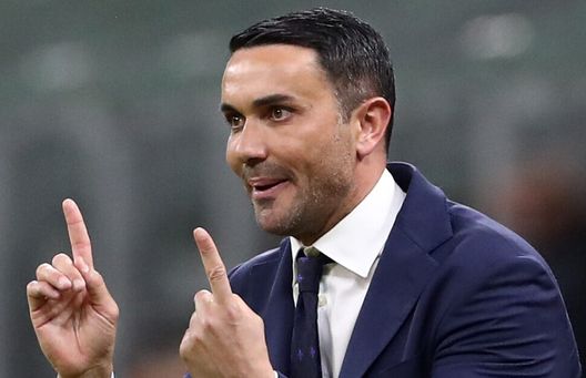 MILAN, ITALY - APRIL 05: Raffaele Palladino, Head Coach of Fiorentina, speaks with David De Gea of Fiorentina during the Serie A match between AC Milan and Fiorentina at Stadio Giuseppe Meazza on April 05, 2025 in Milan, Italy. (Photo by Marco Luzzani/Getty Images) Palladino