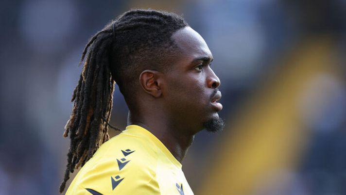 UDINE, ITALY - AUGUST 25: Oumar Solet of Udinese looks on during the warm up before the Serie A match between Udinese Calcio and Hellas Verona FC at Stadio Friuli on August 25, 2025 in Udine, Italy. (Photo by Timothy Rogers/Getty Images) Dt Udinese: “Sappiamo che Solet piace all’Inter! Kristensen, Miller, Davis, Zaniolo e richieste per Atta” - immagine 1