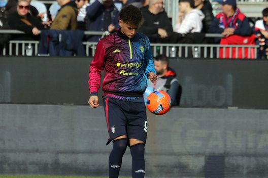 CAGLIARI, ITALY - DECEMBER 07: Sebastiano Esposito of Cagliari warms up ahead of the Serie A match between Cagliari Calcio and AS Roma at Stadio Sant'Elia on December 07, 2025 in Cagliari, Italy. (Photo by Enrico Locci/Getty Images) Cagliari, Esposito: “La Nazionale con mio fratello Pio sarebbe qualcosa di straordinario, un sogno”- immagine 2