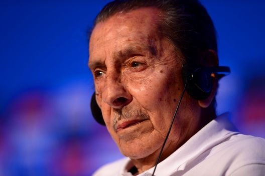 COSTA DO SAUIPE, BAHIA – 5 DICEMBRE: L’ex calciatore uruguaiano Alcides Ghiggia partecipa alla conferenza stampa degli assistenti del sorteggio durante una giornata mediatica in vista del sorteggio della FIFA World Cup 2014, al Costa do Sauipe Resort, il 5 dicembre 2013 a Costa do Sauipe, Brasile. (Foto di Buda Mendes/Getty Images) Uruguay: la “garra charrúa” e il segreto di un paese che non si arrende mai- immagine 8