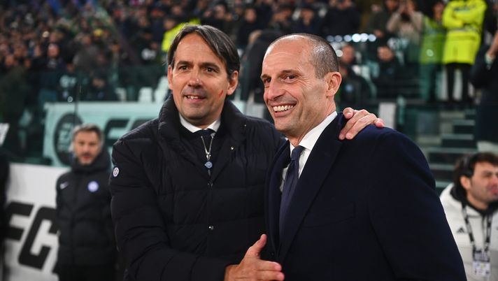 TURIN, ITALY - NOVEMBER 26: (L-R) Head coach of FC Internazionale, Simone Inzaghi shakes hands with head coach of Juventus, Massimiliano Allegri before the Serie A TIM match between Juventus and FC Internazionale at on November 26, 2023 in Turin, Italy. (Photo by Mattia Ozbot - Inter/Inter via Getty Images) Inter-Juve, le formazioni ufficiali: Inzaghi e Allegri si affidano ai titolarissimi - immagine 1