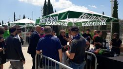 VIDEO VN – Commisso arrivato alla Fan Zone Viola: abbracci e saluti con i tifosi