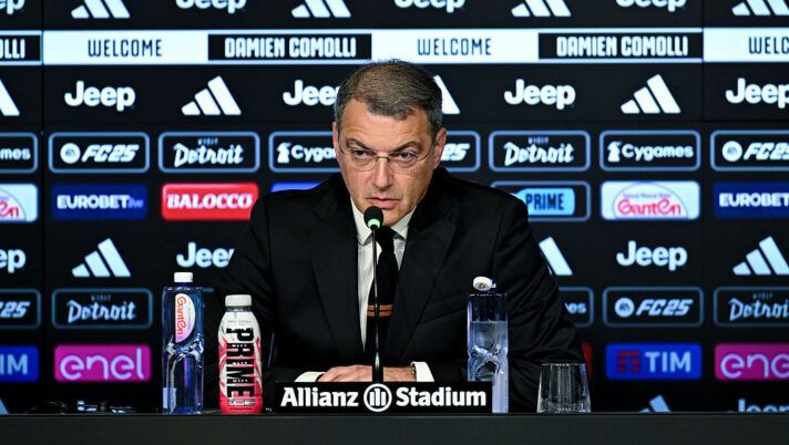 TURIN, ITALY - JUNE 10: Juventus General Manager Damien Comolli attends a press conference at Allianz stadium on June 10, 2025 in Turin, Italy. (Photo by Daniele Badolato - Juventus FC/Juventus FC via Getty Images) Juve, ecco Comolli: “Scelta fatta su Tudor, rispondo così su Kolo Muani e Vlahovic! Chiellini…” - immagine 1