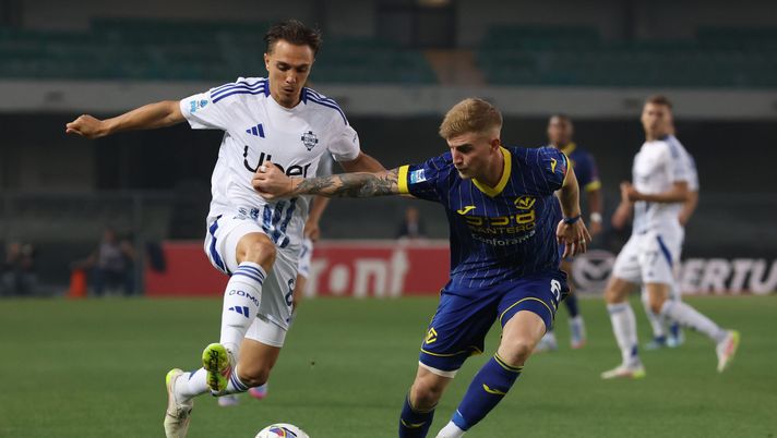 VERONA, ITALY - MAY 18: Maxence Caqueret of Como and Nicolas Valentini of Verona in action during the Serie A match between Verona and Como at Stadio Marcantonio Bentegodi on May 18, 2025 in Verona, Italy. (Photo by Timothy Rogers/Getty Images) Como, Caqueret finisce contro un autobus di linea: nessun ferito - immagine 1