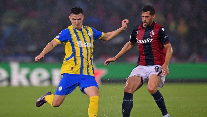 BOLOGNA, ITALY - SEPTEMBER 18: Dmytro Kryskiv of FC Shakhtar Donetsk competes for the ball with Remo Freuler of Bologna during the UEFA Champions League 2024/25 League Phase MD1 match between Bologna FC 1909 and FC Shakhtar Donetsk at Stadio Renato Dall'Ara on September 18, 2024 in Bologna, Italy. (Photo by Alessandro Sabattini/Getty Images) Carlino – Freuler a rischio riserva - immagine 1